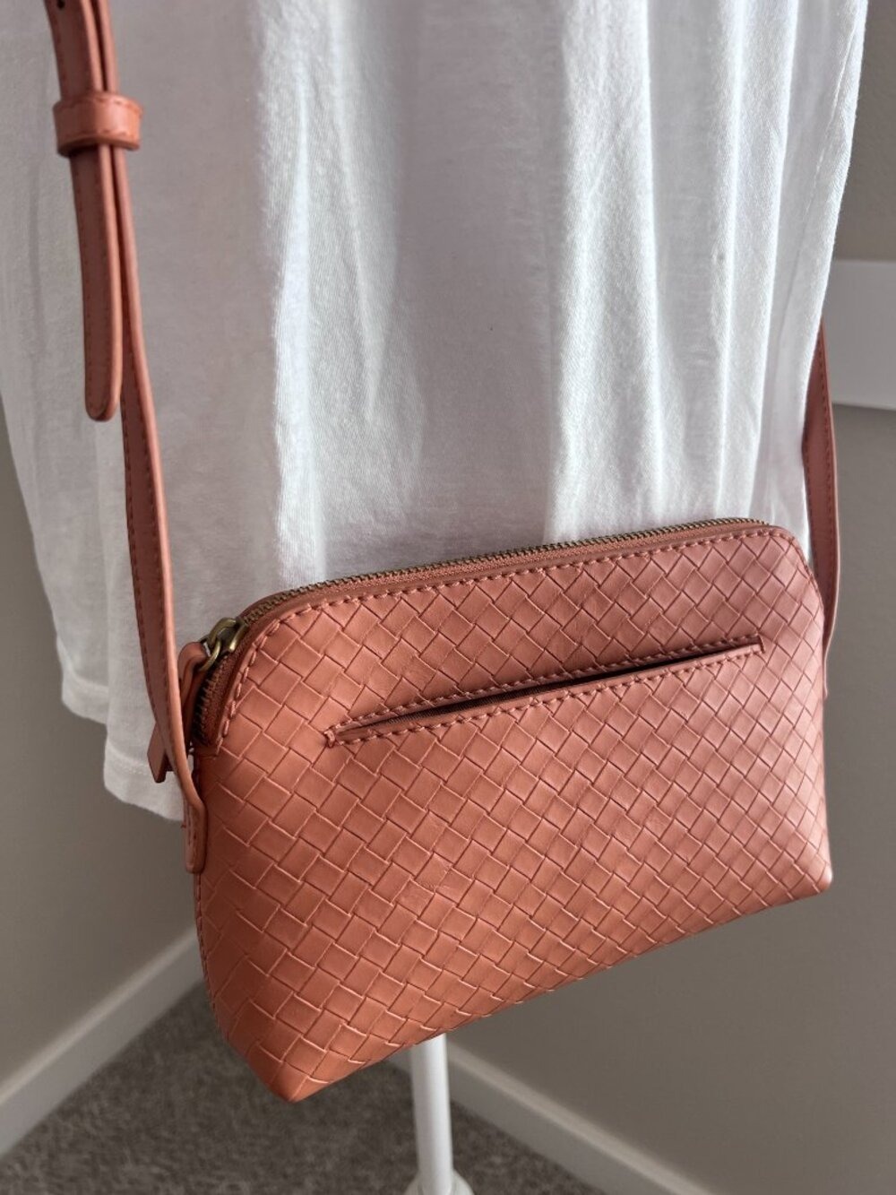 Universal Thread Addison Woven Crossbody Bag – Coral / Salmon Pink